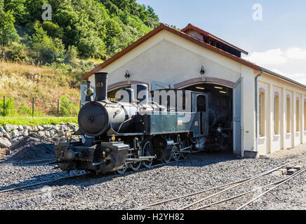 Numero di locomotiva 403 esce dal suo capannone sul treno de l'Ardèche ferroviario turistico, Gare de Tournon St-Jean, Ardèche, Francia Foto Stock