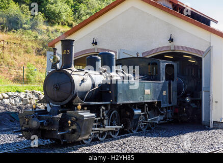 Numero di locomotiva 403 esce dal suo capannone sul treno de l'Ardèche ferroviario turistico, Gare de Tournon St-Jean, Ardèche, Francia Foto Stock