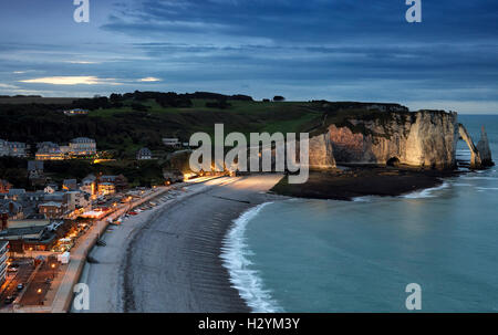 Vista di scogliere e Spiaggia di Etretat di sera Normandia Francia Foto Stock