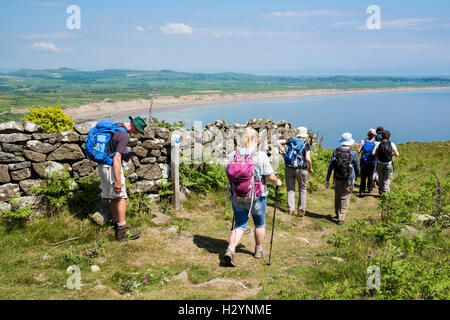 Gruppo di escursionisti escursioni sulla costa del Galles percorso verso Porth Neigwl o inferno la bocca sul Lleyn Peninsula Gwynedd Wales UK Gran Bretagna Foto Stock
