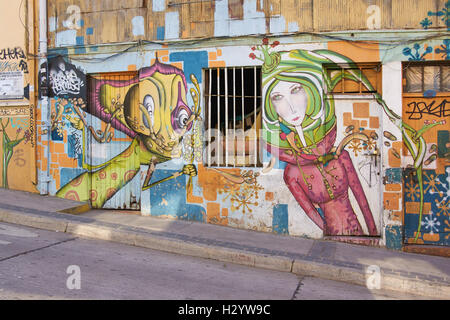 Colorata arte di strada la decorazione di case nel Patrimonio Mondiale UNESCO Città Porto di Valparaiso in Cile. Foto Stock