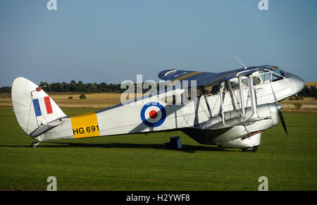 De Havilland DH89 Dominie siede sul campo di aviazione a Duxford, Cambridgeshire, Inghilterra. Foto Stock