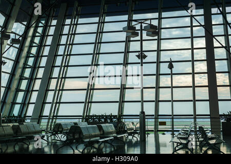 Airport lounge area di attesa con posti a sedere e grandi finestre Foto Stock