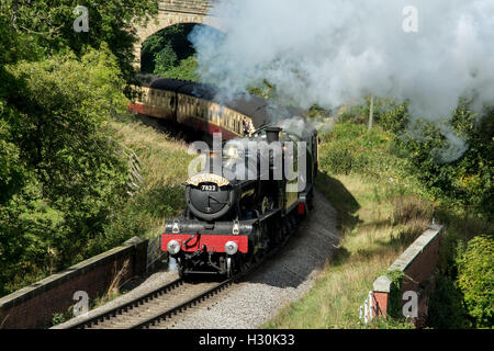 Manor 7822 Foxcote Manor e 2807 a Darnholme sul NYMR doppia voce un treno in autunno di Gala. Foto Stock