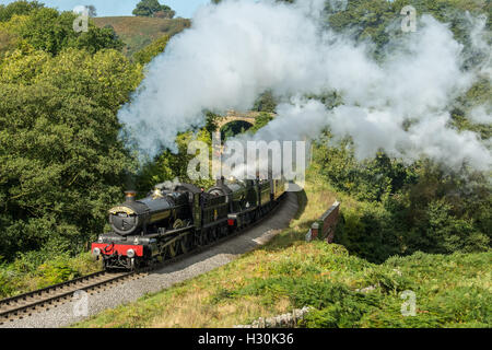 Manor 7822 Foxcote Manor e 2807 a Darnholme sul NYMR doppia voce un treno in autunno di Gala. Foto Stock