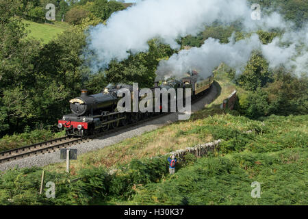 Manor 7822 Foxcote Manor e 2807 a Darnholme sul NYMR doppia voce un treno in autunno di Gala. Foto Stock