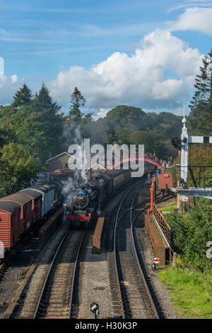 Nero 5 45428 (come 45344) e B1 61264 a Goathland sulla North Yorkshire Moors Railway.gallese gala di vapore. Foto Stock