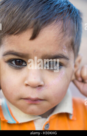 Ritratto di un 2 anni bambino all'aperto Multan, Pakistan Asia Foto Stock