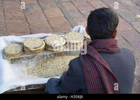 Paksitani uomo vendita alimentari fuori sulla strada Rukn Shah Alam e Santuario Multan Pakistan Foto Stock