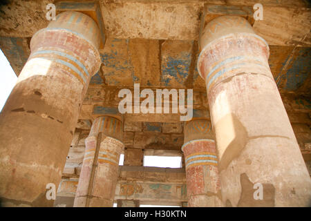 Grandi colonne con dipinti, carving figure e in geroglifici egiziani landmark Tempio di Karnak, monumento dichiarata un mondo Herita Foto Stock