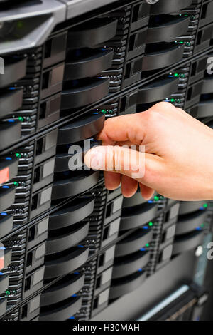 È ingegnere mano dell'installazione del disco rigido al centro dati Foto Stock