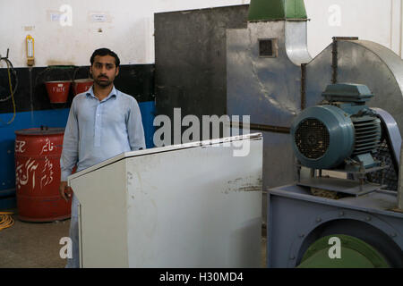Lavoratore pakistano all'interno del mulino di cotone Multan Pakistan Foto Stock