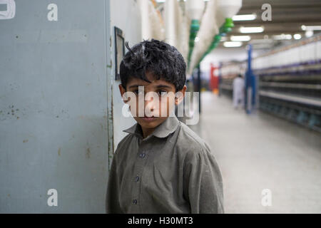 Cotonificio bambino lavoratore Multan Pakistan Foto Stock