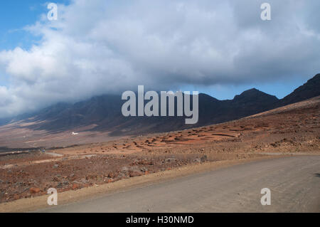 Fuerteventura Isole Canarie, Nord Africa, Spagna: muro di pietra sulla strada sterrata di Cofete, un remoto villaggio di Morro Jable mountain range Foto Stock