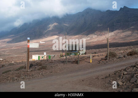 Fuerteventura Isole Canarie, Nord Africa, Spagna: segni di legno a Morro Jable e il percorso di Pajara nel villaggio di Cofete Foto Stock