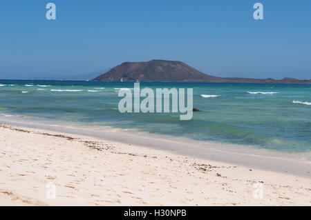 Fuerteventura Isole Canarie, Nord Africa, Spagna: vista della spiaggia di Grandes Playas con vista sulla piccola isola di Lobos Foto Stock