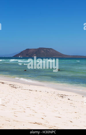 Fuerteventura Isole Canarie, Nord Africa, Spagna: vista della spiaggia di Grandes Playas con vista sulla piccola isola di Lobos Foto Stock