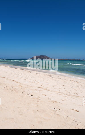 Fuerteventura Isole Canarie, Nord Africa, Spagna: vista della spiaggia di Grandes Playas con vista sulla piccola isola di Lobos Foto Stock