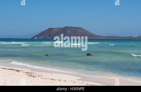 Fuerteventura Isole Canarie, Nord Africa, Spagna: vista della spiaggia di Grandes Playas con vista sulla piccola isola di Lobos Foto Stock