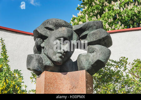 Il monumento per la poetessa del Salomeja Neris è situato nella città vecchia di Vilnius, Lituania, paesi baltici, Europa Foto Stock