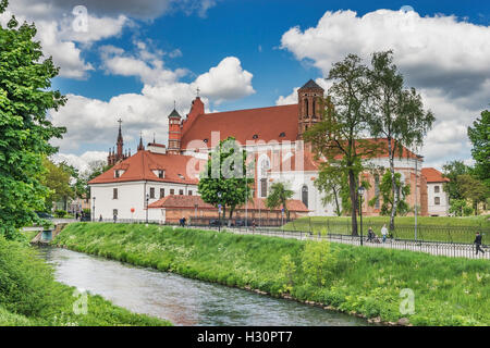 Vista sul fiume Vilnia al San Bernardo Chiesa, Vilnius, Lituania, paesi baltici, Europa Foto Stock