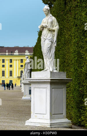 Statuaria giardino nel parco del Palazzo di Schonbrunn. Foto Stock