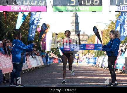 Atleta keniota Betsy Saina celebra la sua vittoria in campo femminile Elite mezza maratona al grande esecuzione scozzese di Glasgow. Foto Stock