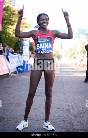 Atleta keniota Betsy Saina celebra la sua vittoria in campo femminile Elite mezza maratona al grande esecuzione scozzese di Glasgow. Foto Stock