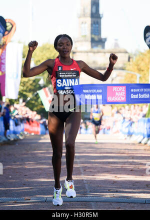 Atleta keniota Betsy Saina celebra la sua vittoria in campo femminile Elite mezza maratona al grande esecuzione scozzese di Glasgow. Foto Stock