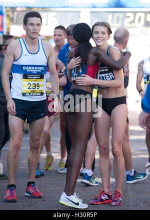 Atleta keniota Betsy Saina (centro) celebra la sua vittoria in campo femminile Elite mezza maratona al grande esecuzione scozzese di Glasgow. Foto Stock