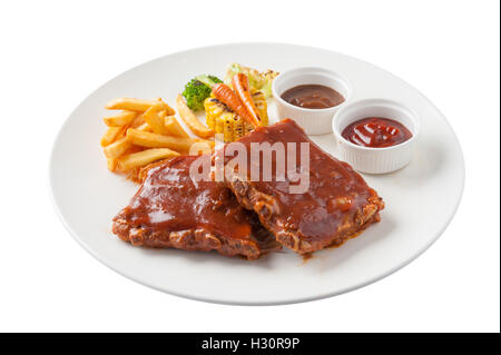 Vista frontale di stile americano nervature barbecue bistecca con patate fritte, verdure grigliate, salsa di peperoni e ketchup in ceramica dis Foto Stock