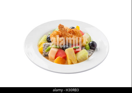 Vista frontale della cucina moderna stile insalata di frutta con profondo fritto di gamberi nel piatto di ceramica isolata su sfondo bianco Foto Stock