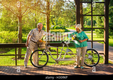 Senior persone vicino a tandem bike. Foto Stock