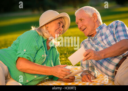 Coppia senior è sorridente. Foto Stock