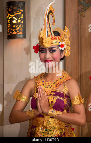 Indonesia, Bali, Amed, giovane femmina ballerino di danza Balinese Foto Stock