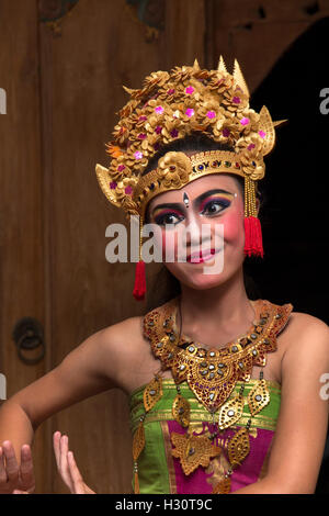 Indonesia, Bali, Amed, giovane femmina ballerino di danza Balinese Foto Stock