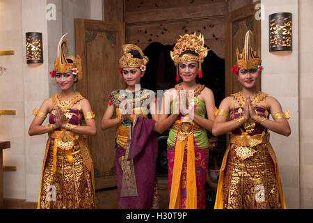 Indonesia, Bali, Amed, gruppo di giovani femmine ballerini Balinesi con le mani in rispettoso posizione di preghiera Foto Stock