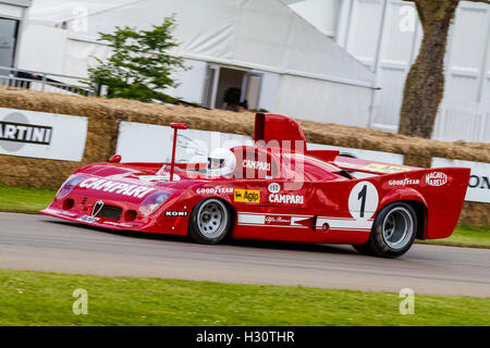 1975 Alfa Romeo Tipo 33 TT 12 con driver Giuseppe Corbia al 2016 Goodwood Festival of Speed, Sussex, Regno Unito Foto Stock