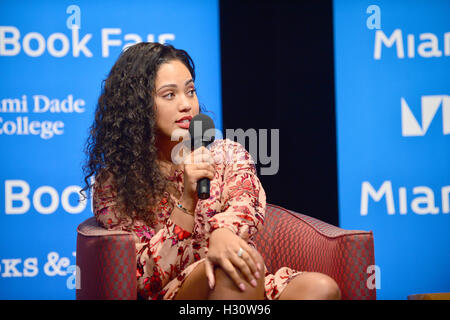 MIAMI, FL - 30 settembre: Ayesha Curry discutere e firmare il suo primo libro di cucina,"La vita stagionato: cibo, famiglia, la fede e la gioia di mangiar bene" presentato Libri & Libri in collaborazione con il nuovo Tropic, Miami Book Fair & Betsy Hotel a Miami Dade College, Wolfson Auditorium su Venerdì, Settembre 30, 2016 a Miami in Florida. Credito: MPI10 / MediaPunch Foto Stock