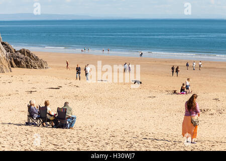 Woodbury Salterton, Regno Unito. 02oct, 2016. Meteo incredibile per l'inizio di ottobre 2016 revelling il meglio dell'estate, porta i turisti su South Beach a frotte. Alcuni sfidando il mare, la costruzione di castelli e prendere il sole. Domenica 2 ottobre 2016, Tenby, Pembrokeshire, Galles, UK Credit: Derek Phillips/Alamy Live News Foto Stock