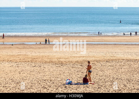 Woodbury Salterton, Regno Unito. 02oct, 2016. Meteo incredibile per l'inizio di ottobre 2016 revelling il meglio dell'estate, porta i turisti su South Beach a frotte. Alcuni sfidando il mare, la costruzione di castelli e prendere il sole. Domenica 2 ottobre 2016, Tenby, Pembrokeshire, Galles, UK Credit: Derek Phillips/Alamy Live News Foto Stock