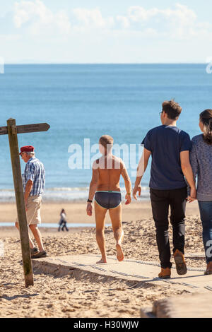 Woodbury Salterton, Regno Unito. 02oct, 2016. Meteo incredibile per l'inizio di ottobre 2016 revelling il meglio dell'estate, porta i turisti su South Beach a frotte. Alcuni sfidando il mare, la costruzione di castelli e prendere il sole. Domenica 2 ottobre 2016, Tenby, Pembrokeshire, Galles, UK Credit: Derek Phillips/Alamy Live News Foto Stock