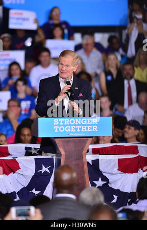 CORAL Springs, FL - 30 settembre: Sen. Bill Nelson (D-FL) parla prima dell'arrivo del candidato presidenziale democratico Hillary Clinton durante una campagna al rally di Coral Springs palestra su Settembre 30, 2016 in Coral Springs, in Florida. Clinton continua la campagna contro il suo avversario Repubblicano Donald Trump prima del giorno delle elezioni il 8 novembre. Credito: MPI10 / MediaPunch Foto Stock