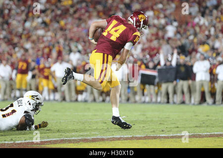 Los Angeles, CA, US, STATI UNITI D'AMERICA. 1 Ott 2016. 1 ottobre 2016: USC Trojans quarterback Sam Darnold (14) si rompe un placcaggio da Arizona State Sun Devils linebacker Marcus sfera (31) come egli i punteggi su un guardiano nel gioco tra Arizona State Sun Devils e l'USC Trojans, il Colosseo a Los Angeles, CA. Peter Joneleit/ Zuma filo Servizio © Peter Joneleit/ZUMA filo/Alamy Live News Foto Stock