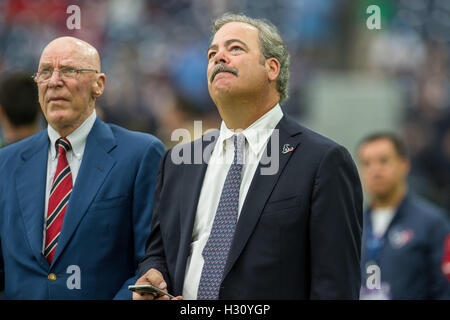 Houston, Texas, Stati Uniti d'America. 2 Ottobre, 2016. Houston Texans Chief Operating Officer Cal McNair sorge accanto al padre, proprietario Bob McNair, prima di un gioco di NFL tra Houston Texans e Tennessee Titans a NRG Stadium di Houston, TX il 2 ottobre 2016. I Texans hanno vinto 27-20. Credito: Trask Smith/ZUMA filo/Alamy Live News Foto Stock