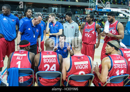 Londra, Regno Unito il 2 ottobre, 2016. London Lions vs Bristol volantini presso la casella di rame Arena del Parco Olimpico di Londra. London Lions vincere 86-66. Copyright Carol moiré/Alamy Live News. Foto Stock