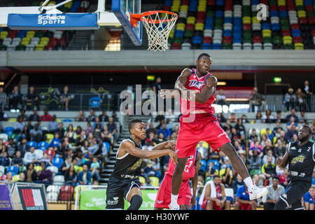 Londra, Regno Unito il 2 ottobre, 2016. London Lions vs Bristol volantini presso la casella di rame Arena del Parco Olimpico di Londra. London Lions vincere 86-66. Copyright Carol moiré/Alamy Live News. Foto Stock