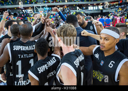 Stratford, Londra, Regno Unito. 02oct, 2016. Casella di rame Arena, Londra, 2 ottobre 2016. Il team Lions e allenatori di celebrare la loro vittoria dopo il gioco. London Lions beat Bristol volantini 86-66 nel British Basketball League Campionato di gioco presso la casella di rame Arena del Parco Olimpico, Stratford. Credito: Imageplotter News e sport/Alamy Live News Foto Stock