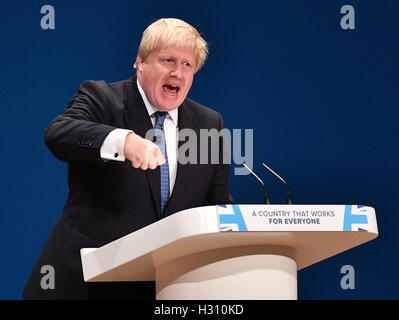 Birmingham. 2 Ottobre, 2016. Segretario degli esteri britannico Boris Johnson parla del primo giorno del Congresso del Partito Conservatore presso il Centro Convegni Internazionale di Birmingham in Gran Bretagna il 2 ottobre, 2016. Il Primo Ministro inglese Theresa Maggio aperto il conservatore conferenza di Birmingham domenica raccontando MPs e avversari di Brexit che essi non starà nel modo di Gran Bretagna lasciando l'Unione europea (UE). © Xinhua/Alamy Live News Foto Stock