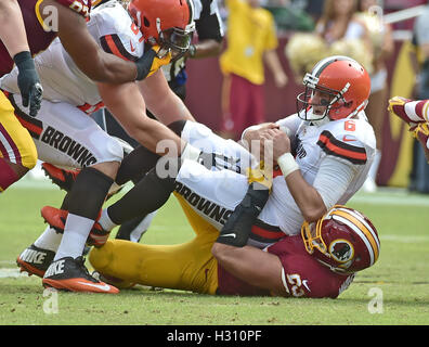 Landover, Maryland, Stati Uniti d'America. 02oct, 2016. Cleveland Browns quarterback Cody Kessler (6) è saccheggiata da Washington Redskins difensivo fine Trento Murphy (93) nel secondo trimestre azione contro Washington Redskins a FedEx in campo Landover, Maryland il 2 ottobre 2016. Credito: Ron Sachs/CNP /MediaPunch/Alamy Live News Foto Stock